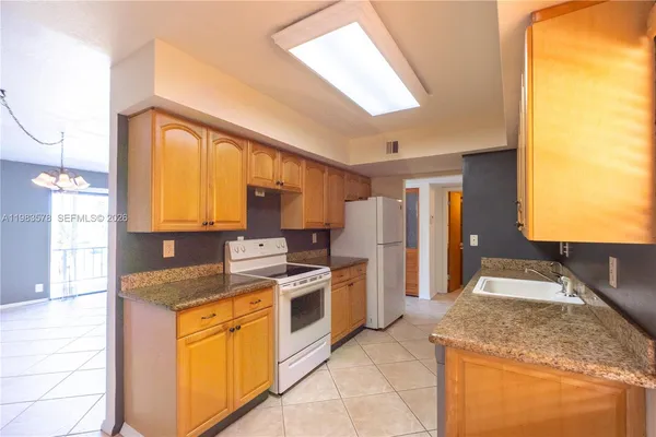 $2,400 | 430 Commodore Drive, Unit 314, Plantation, FL 33325