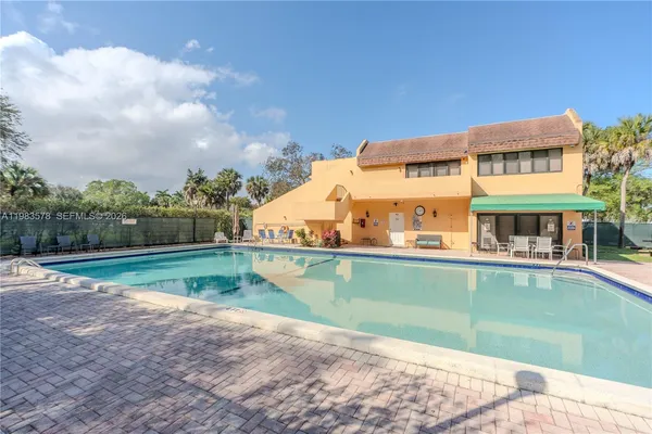 $2,400 | 430 Commodore Drive, Unit 314, Plantation, FL 33325
