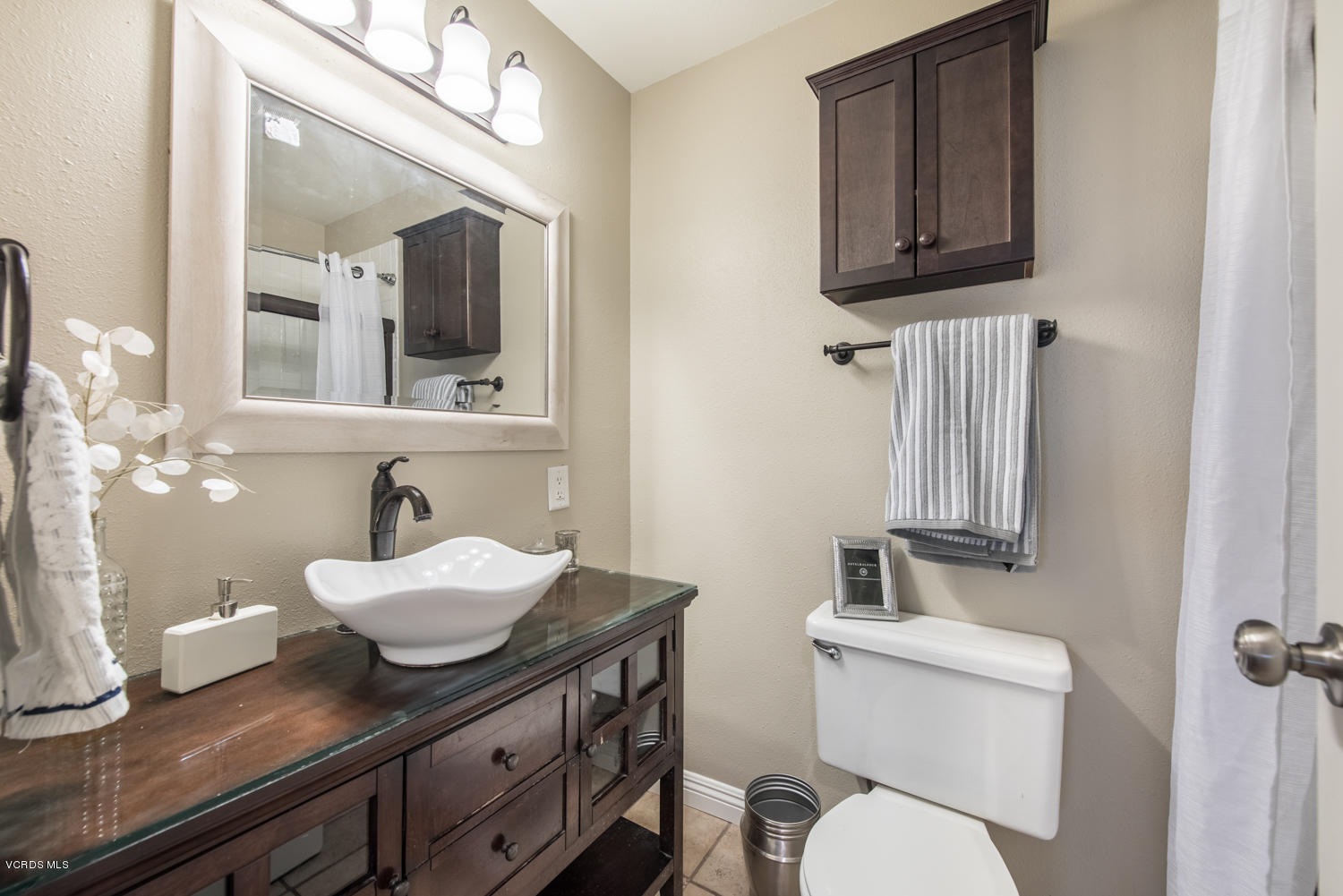 798 Appleton Road Simi Valley, CA 93065 - Photo 12 of 31 a bathroom with a toilet a sink and mirror