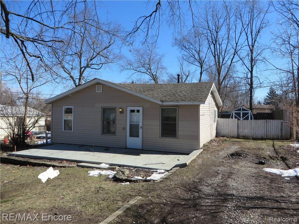 709 Cedarlawn Road Waterford, MI 48328 - Photo 1 of 17 Front Elevation