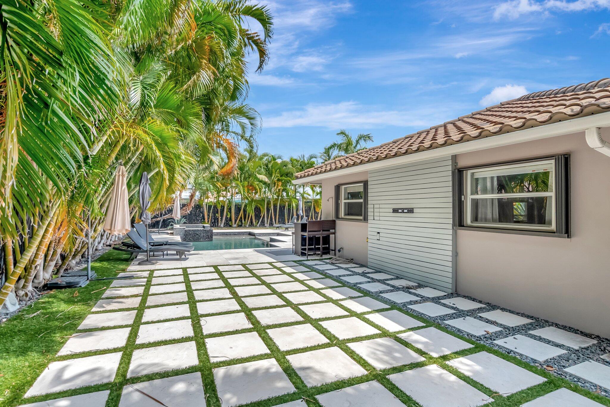 855 Berkley Street Boca Raton, FL 33487 - Photo 30 of 34 a view of a backyard with sitting area