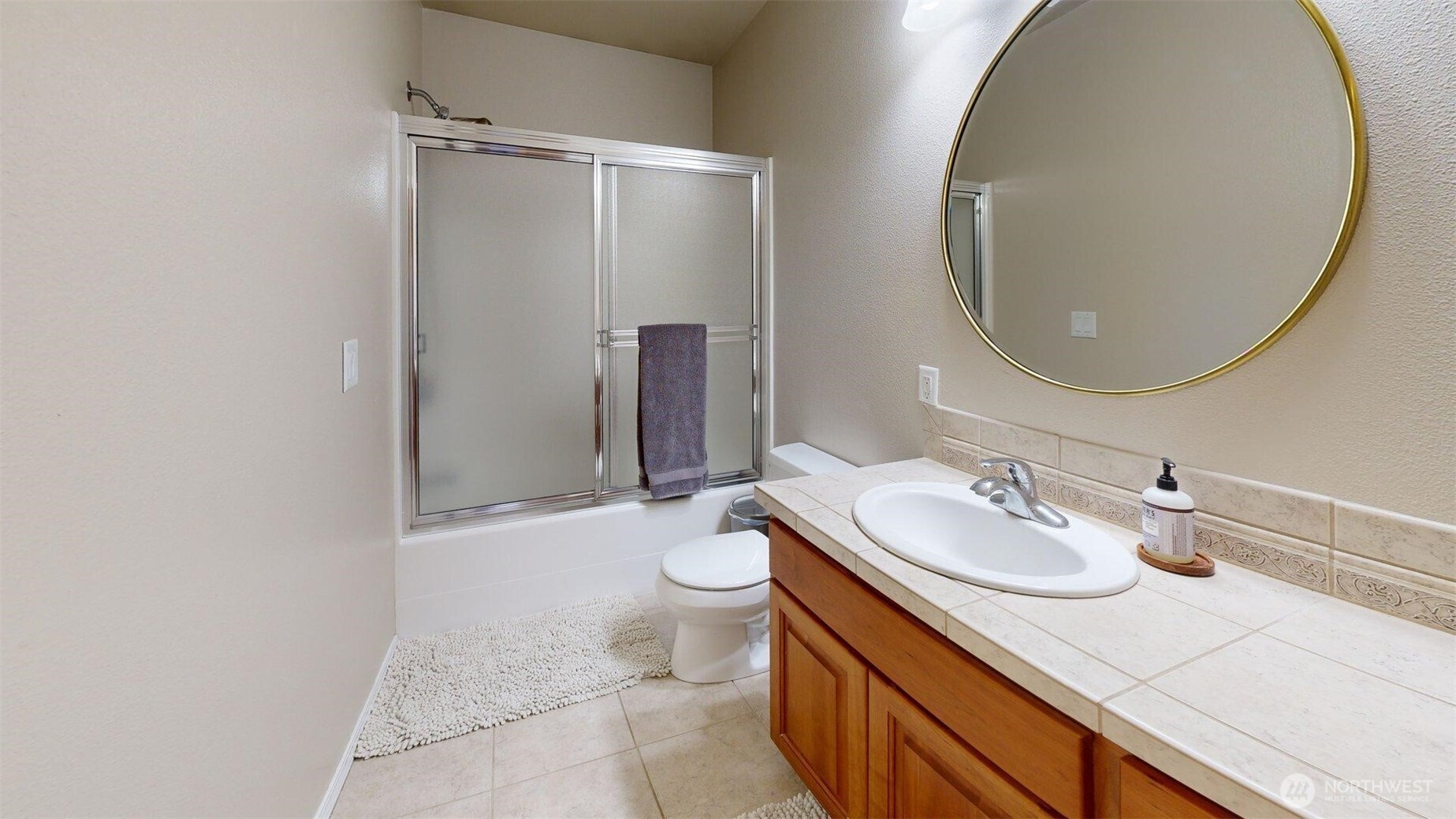 1724 Ridgeview Drive Clarkston, WA 99403 - Photo 23 of 38 a bathroom with a sink a toilet and a mirror