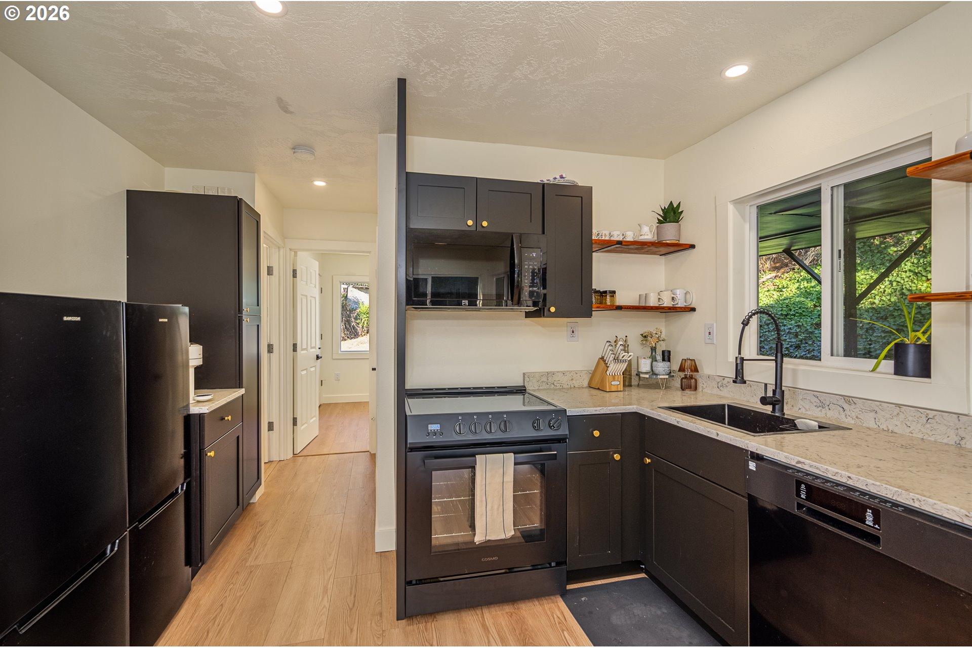 452 South 4th Street Springfield, OR 97477 - Photo 6 of 17 Kitchen