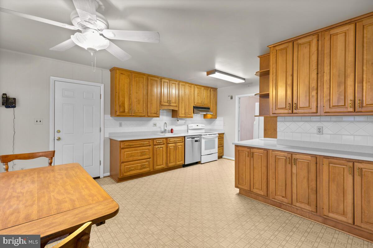 2725 Woodedge Road Silver Spring, MD 20906 - Photo 5 of 36 HUGE kitchen with solid maple 42" cabinets