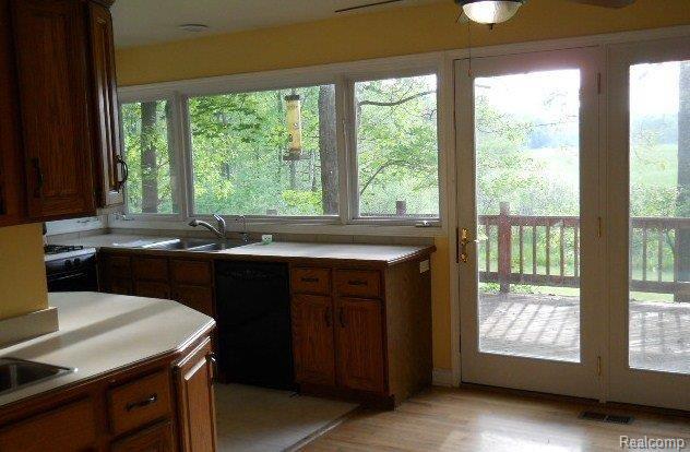 1110 Barr Road Oxford, MI 48370 - Photo 3 of 9 Kitchen