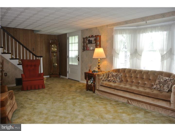 2940 South Manor Road Coatesville, PA 19320 - Photo 2 of 15 Living Room