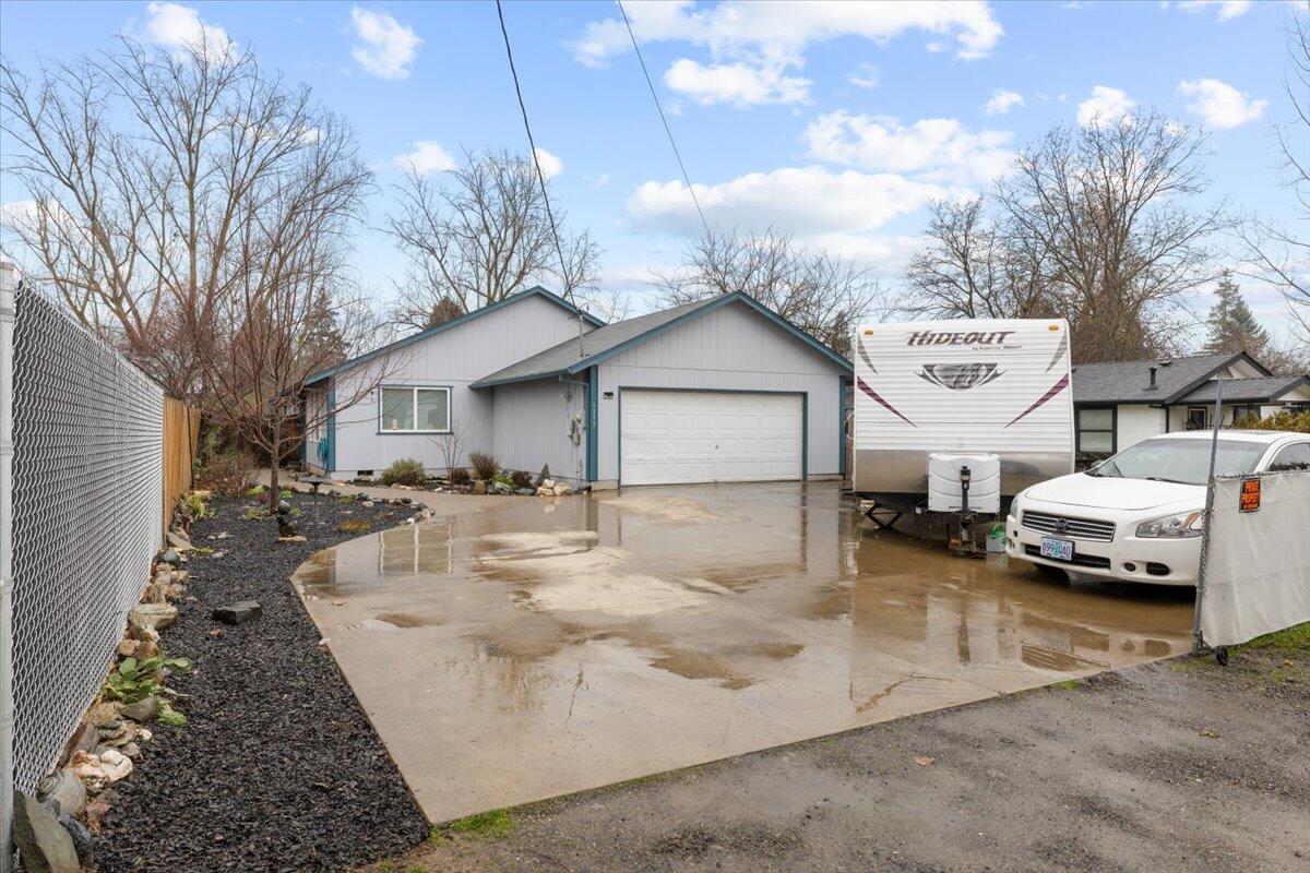 1312 Thomas Road Medford, OR 97501 - Photo 2 of 25 01-CI_9877
