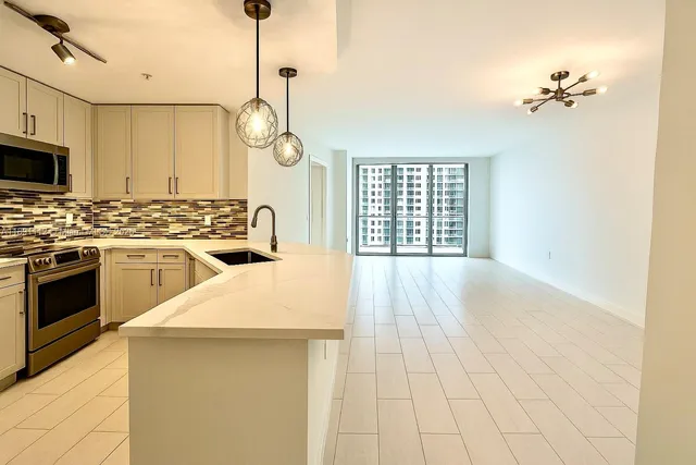 $550,000 | 801 Brickell Key Boulevard, Unit 908, Miami, FL 33131