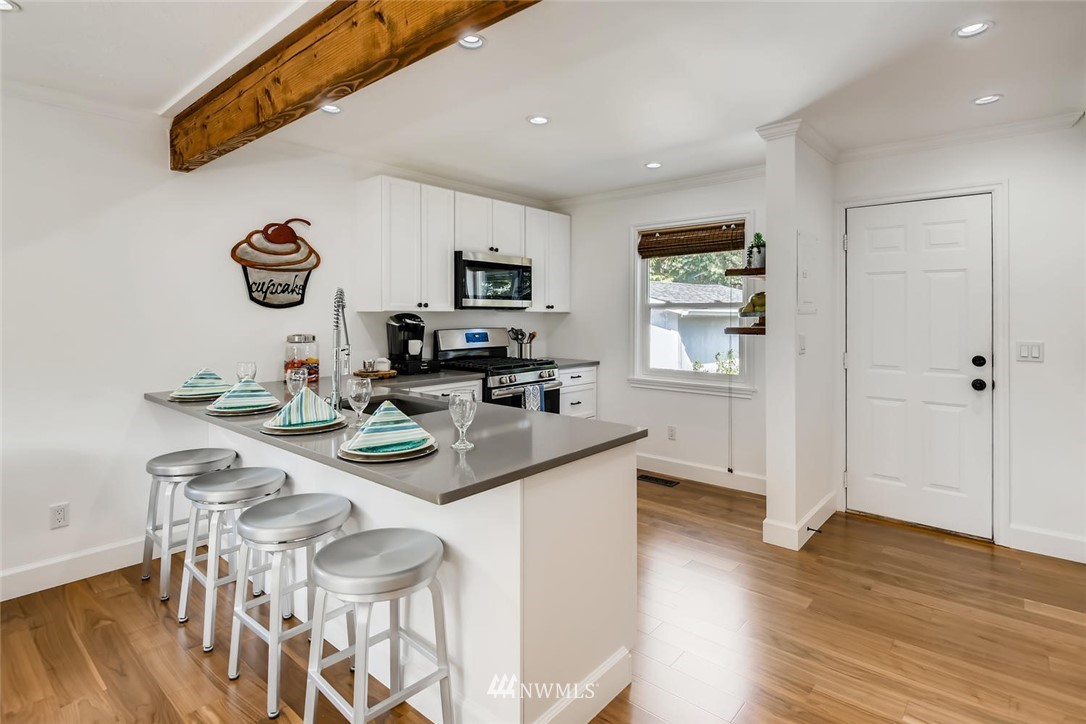 9722 35th Avenue Southwest Seattle, WA 98126 - Photo 4 of 10 Gallery Image 4