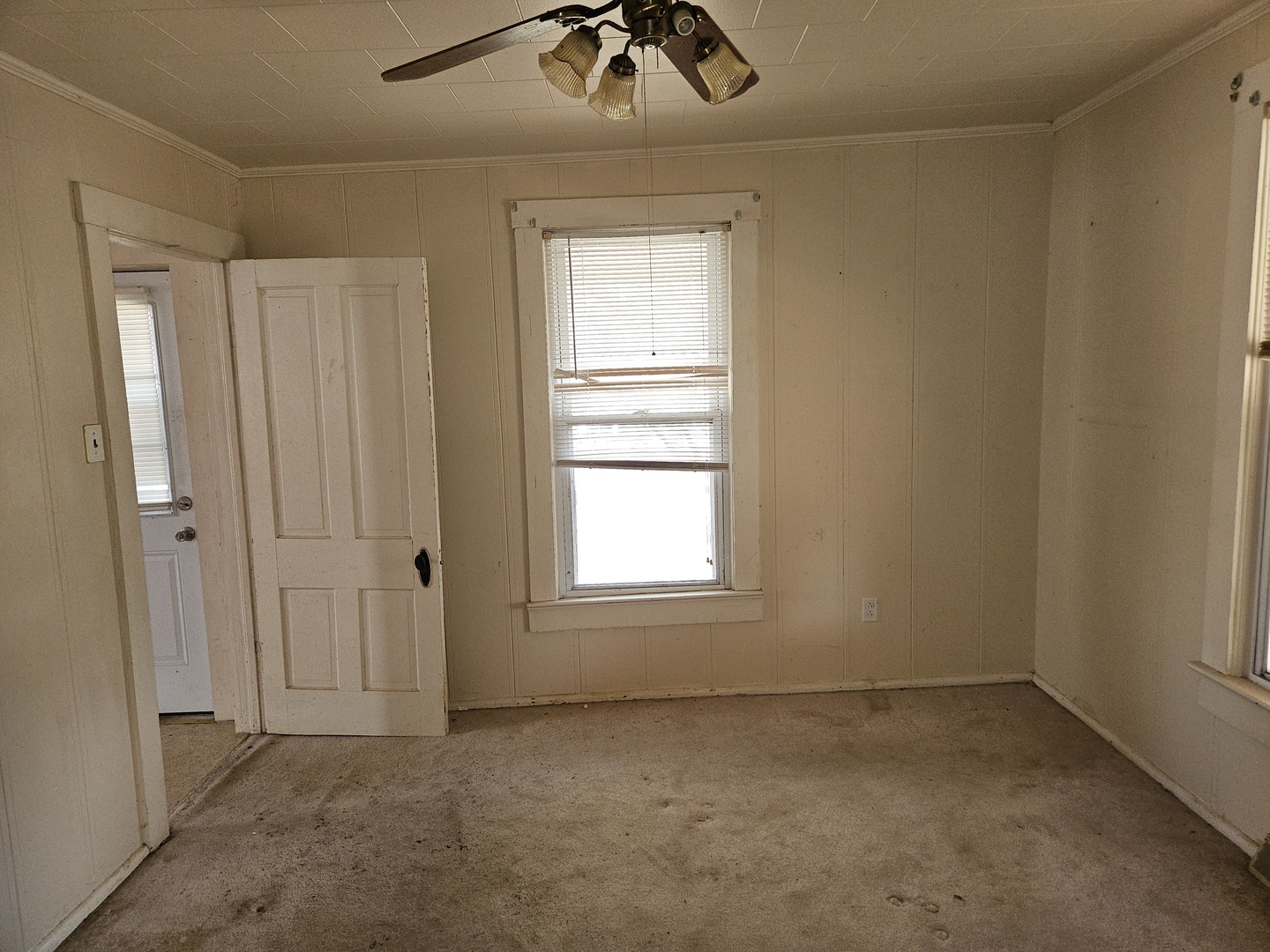 805 West Pine Street Percy, IL 62272 - Photo 16 of 20 an empty room with a window and a ceiling fan