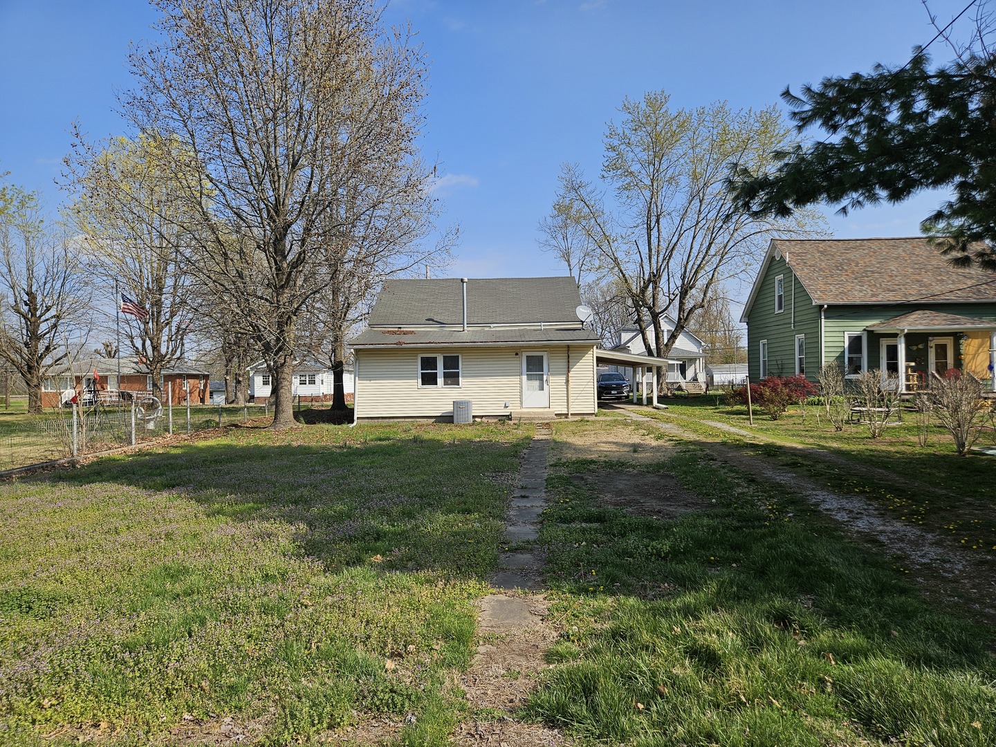 805 West Pine Street Percy, IL 62272 - Photo 5 of 20 a front view of a house with a yard