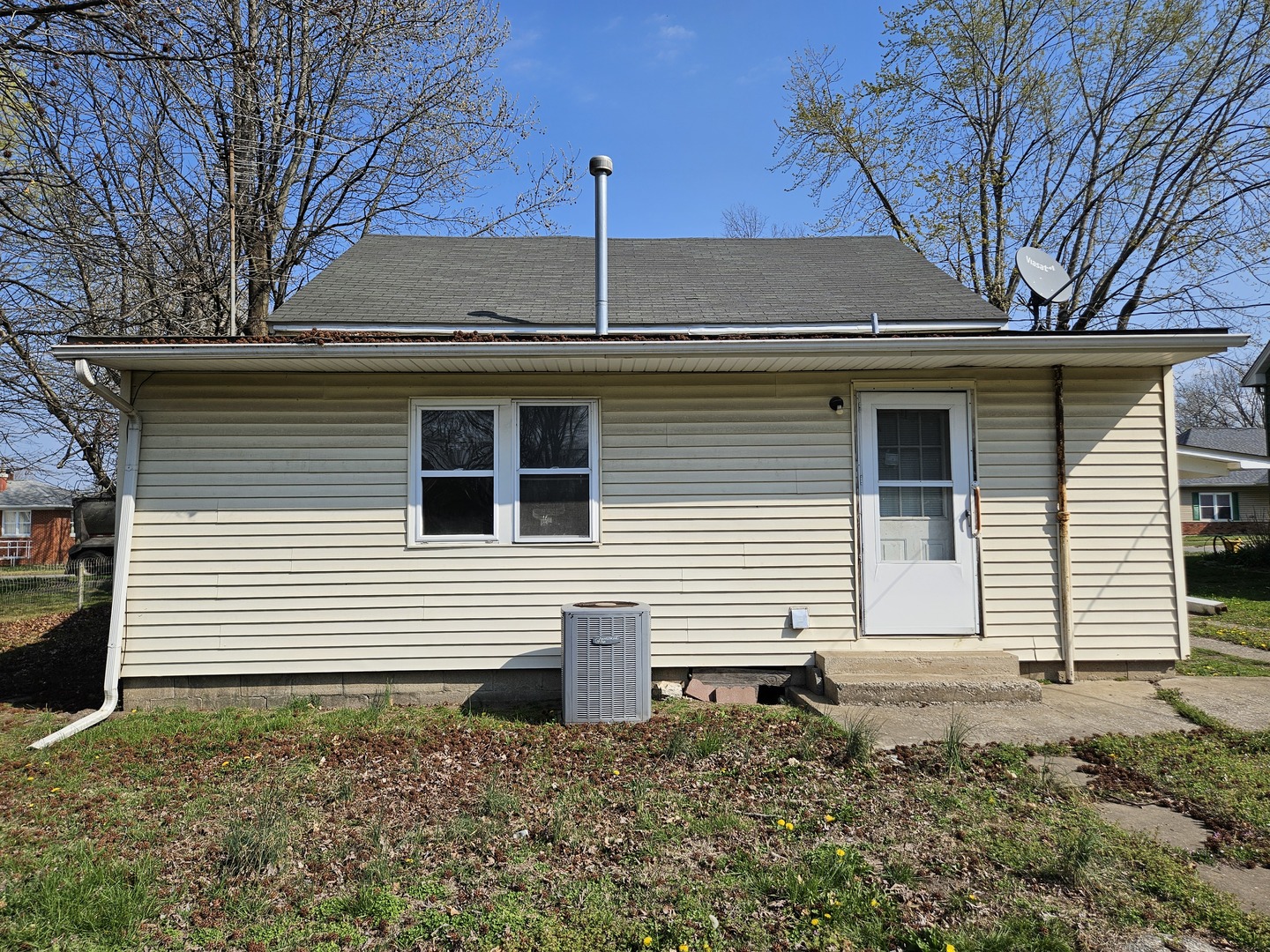 805 West Pine Street Percy, IL 62272 - Photo 6 of 20 a front view of a house with a yard