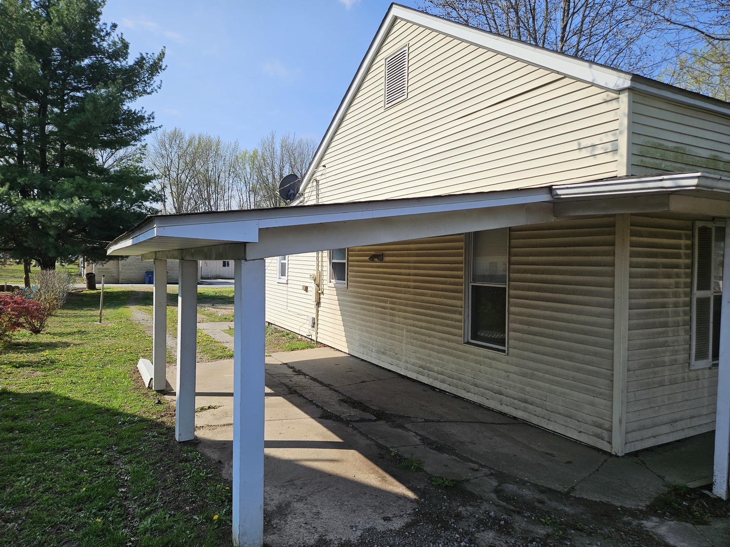 805 West Pine Street Percy, IL 62272 - Photo 8 of 20 a view of a house with backyard