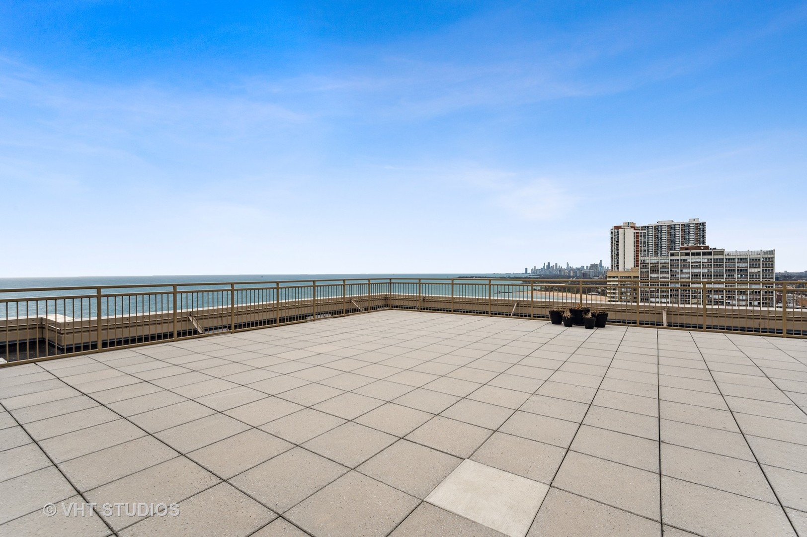 6301 North Sheridan Road, Unit 2U Chicago, IL 60660 - Photo 11 of 12 a view of a terrace view