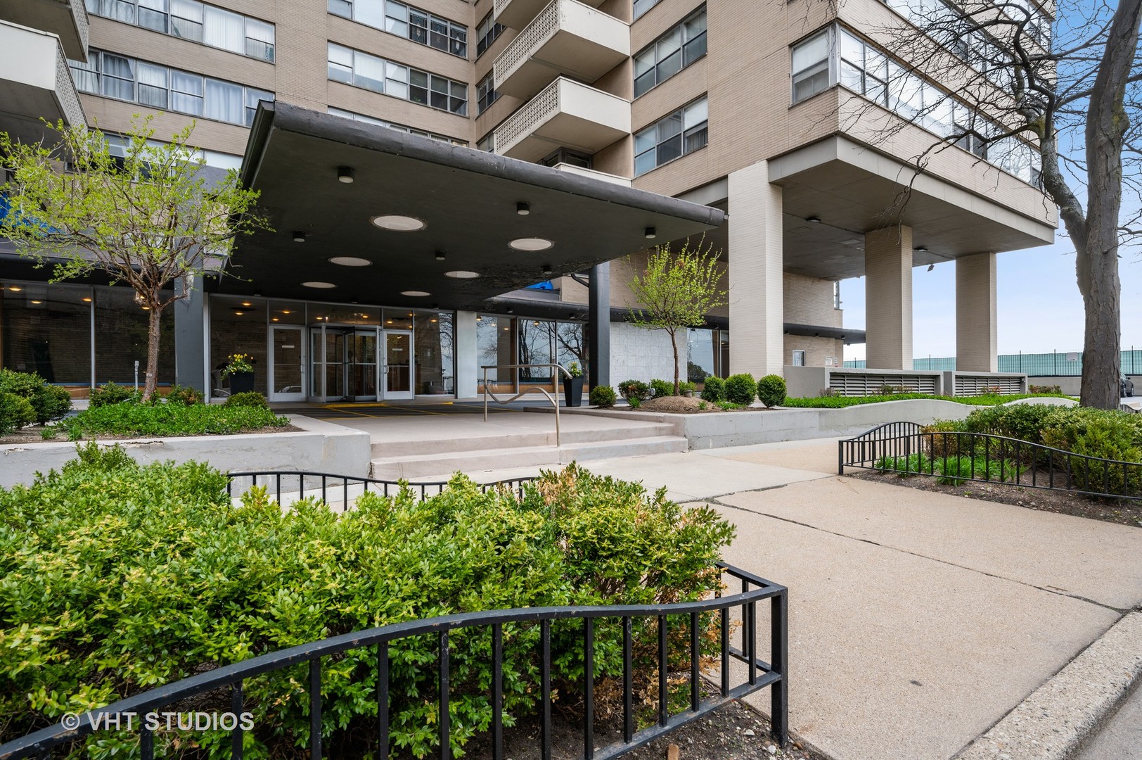 6301 North Sheridan Road, Unit 2U Chicago, IL 60660 - Photo 2 of 12 a view of a building with a garden