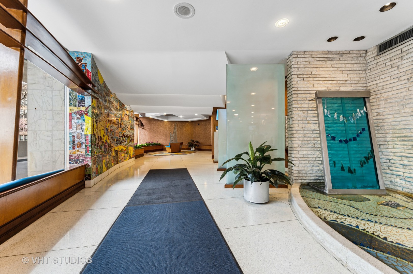 6301 North Sheridan Road, Unit 2U Chicago, IL 60660 - Photo 3 of 12 a view of a hallway with wooden floor