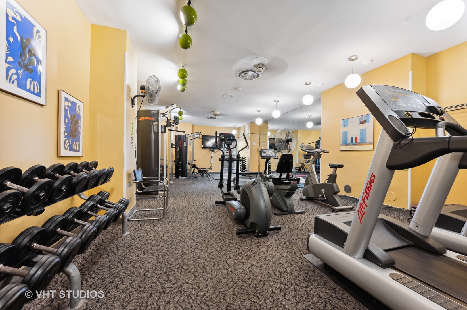 6301 North Sheridan Road, Unit 2U Chicago, IL 60660 - Photo 9 of 12 a view of a room with gym equipment