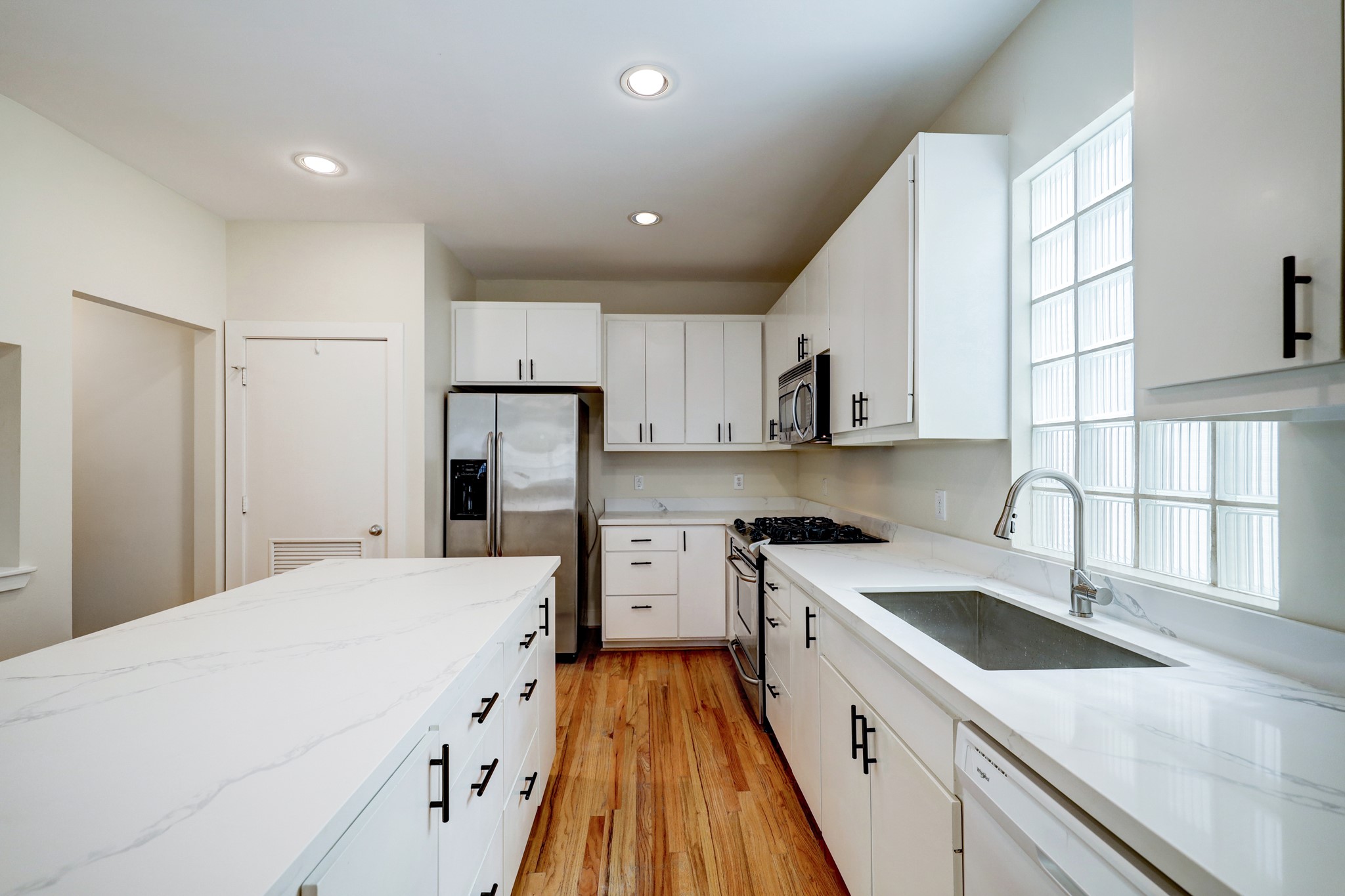 2705 Rutland Street, Unit B Houston, TX 77008 - Photo 7 of 21 Brand new quartz countertops. Ample cabinet space in the Kitchen.