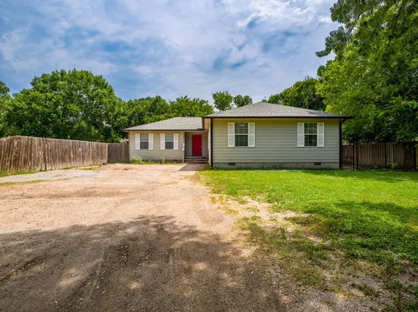 $2,000 | 601 East Marble Street, Burnet, TX 78611