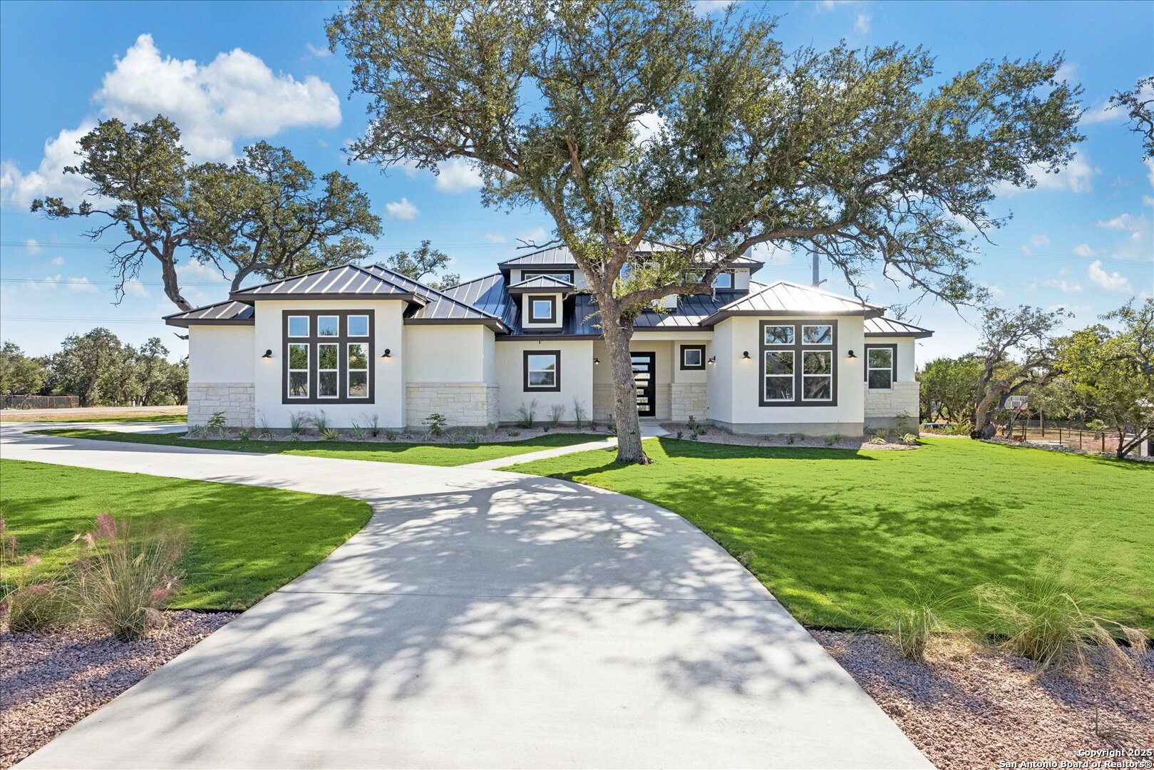a view of a house with a backyard