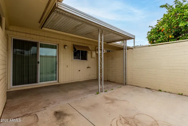 a view of a house with backyard