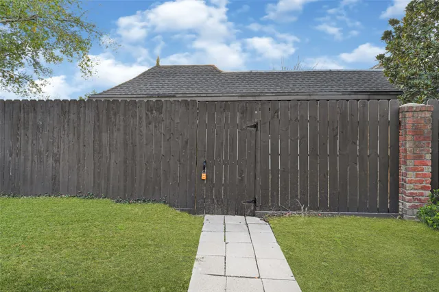 $140,000 | 12040 Mighty Oak Drive, Houston, TX 77066