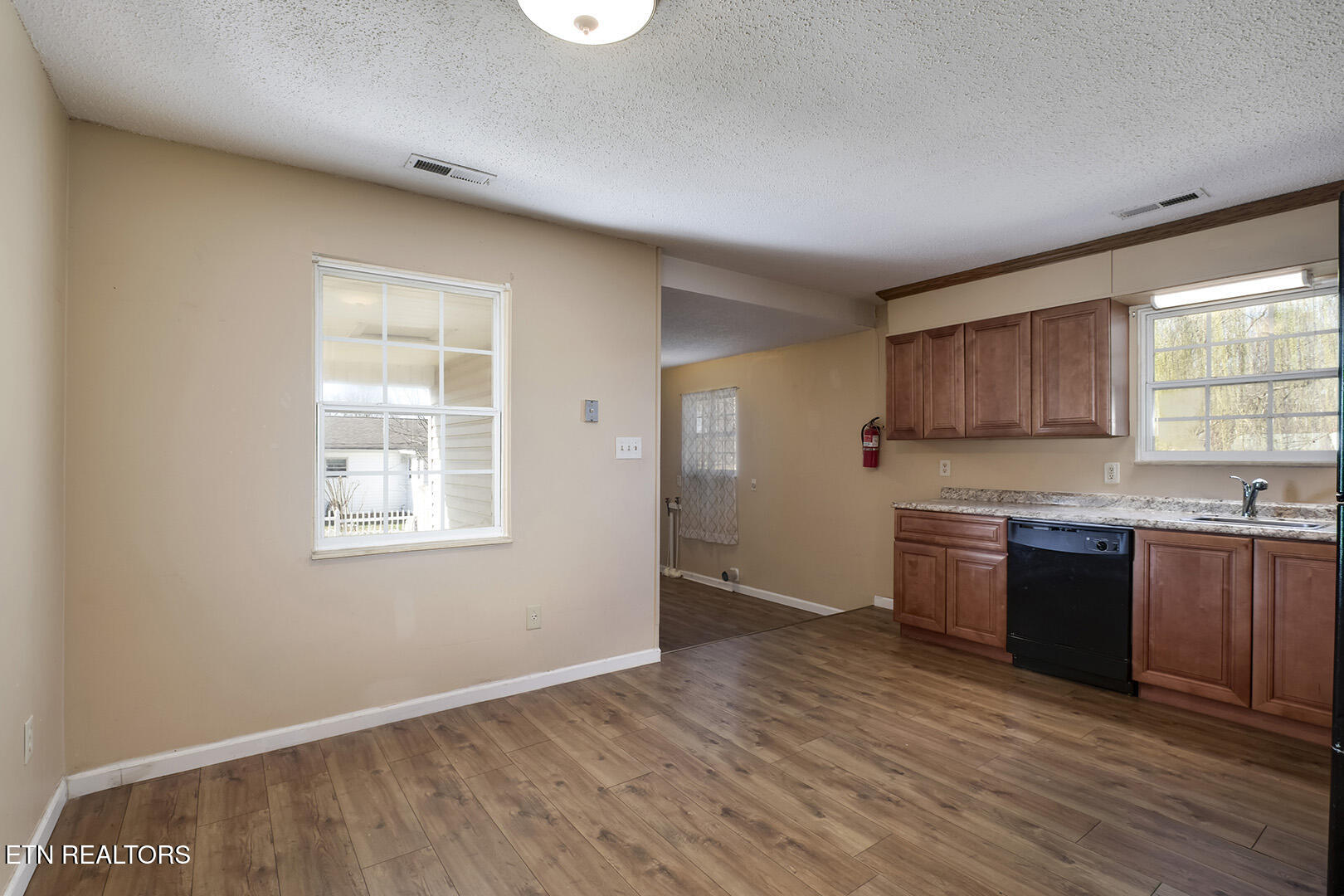 127 Rhea Drive Spring City, TN 37381 - Photo 8 of 28 08_RheaDrive_127_Breakfast-Kitchen01