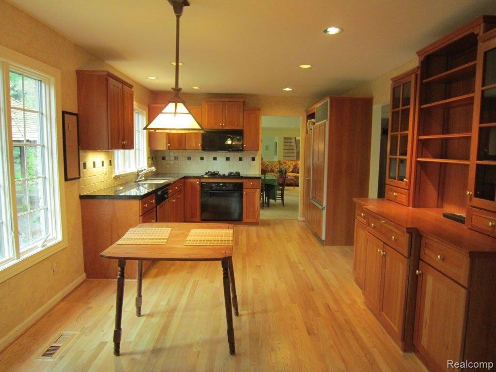 290 Ridgewood Road Rochester, MI 48306 - Photo 11 of 24 Kitchen