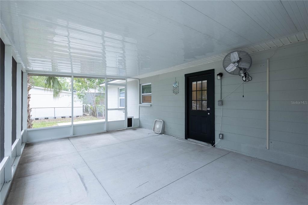 314 4th Avenue Southwest Ruskin, FL 33570 - Photo 19 of 30 a big room with windows and closet