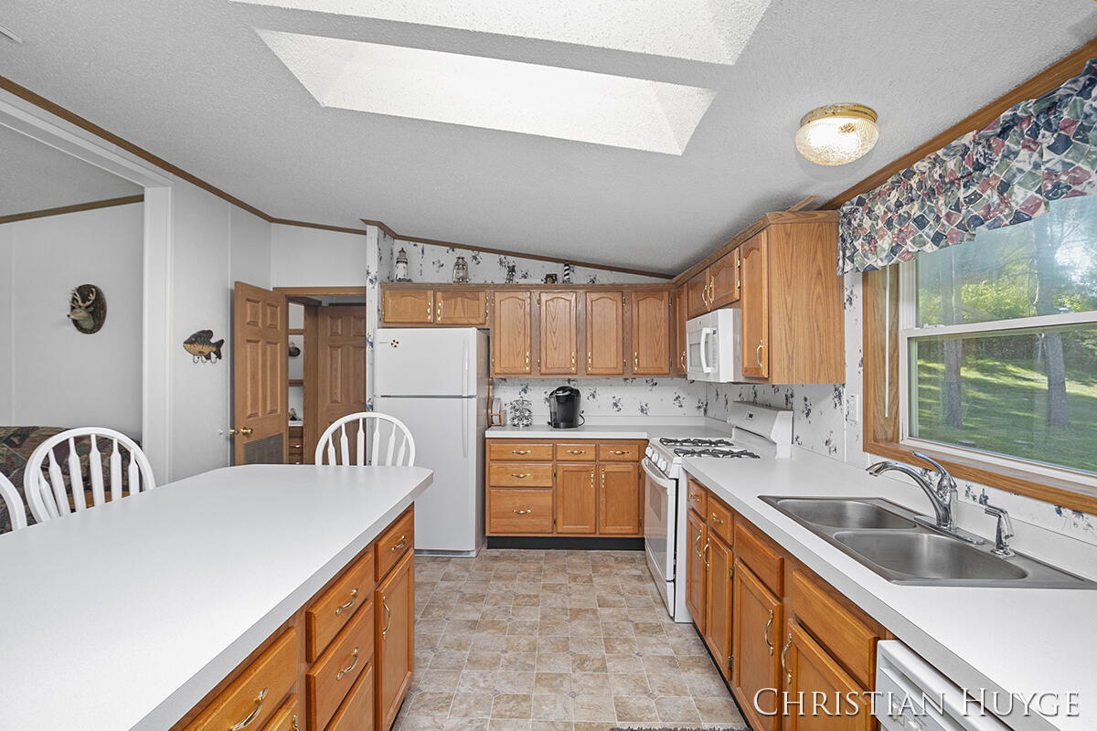 11629 Riverside Drive Stanwood, MI 49346 - Photo 9 of 25 IMG_1008