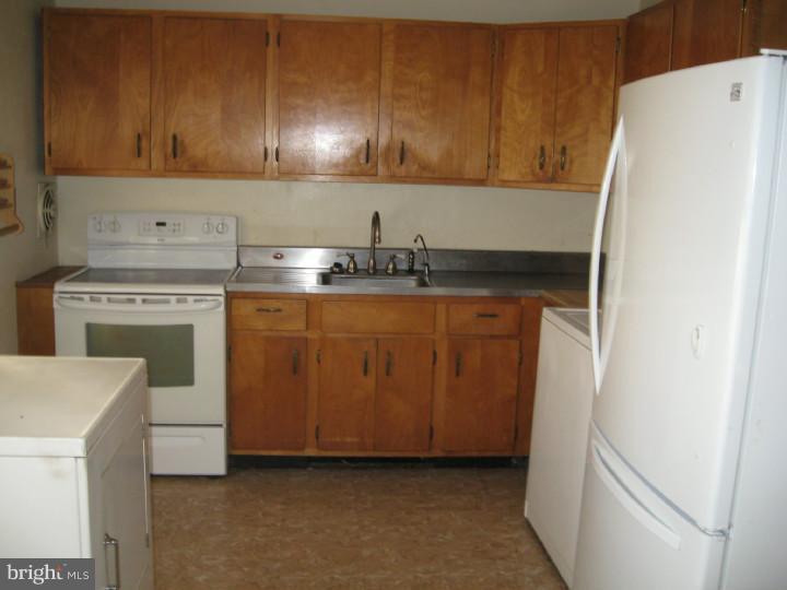 16 Canal Road Levittown, PA 19057 - Photo 3 of 12 Kitchen