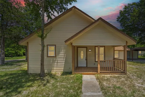 a view of a house with a yard