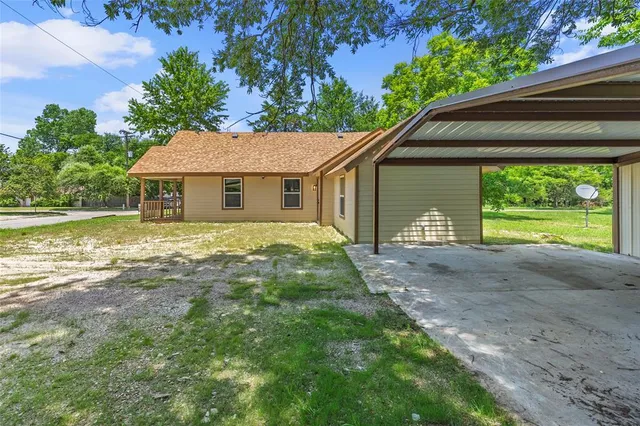 a view of a house with a yard and plants