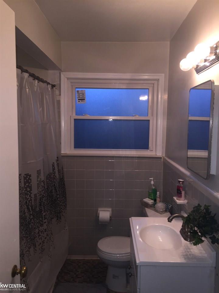 21131 Moross Road Grosse Pointe, MI 48236 - Photo 14 of 25 LARGE BATH