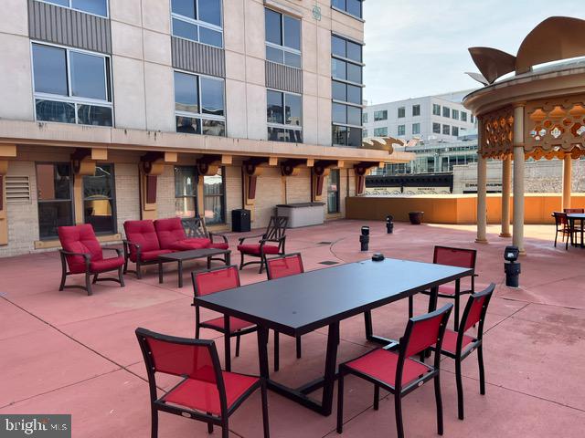 777 7th Street Northwest, Unit 930 Washington, DC 20001 - Photo 26 of 34 a backyard of a building with table and chairs