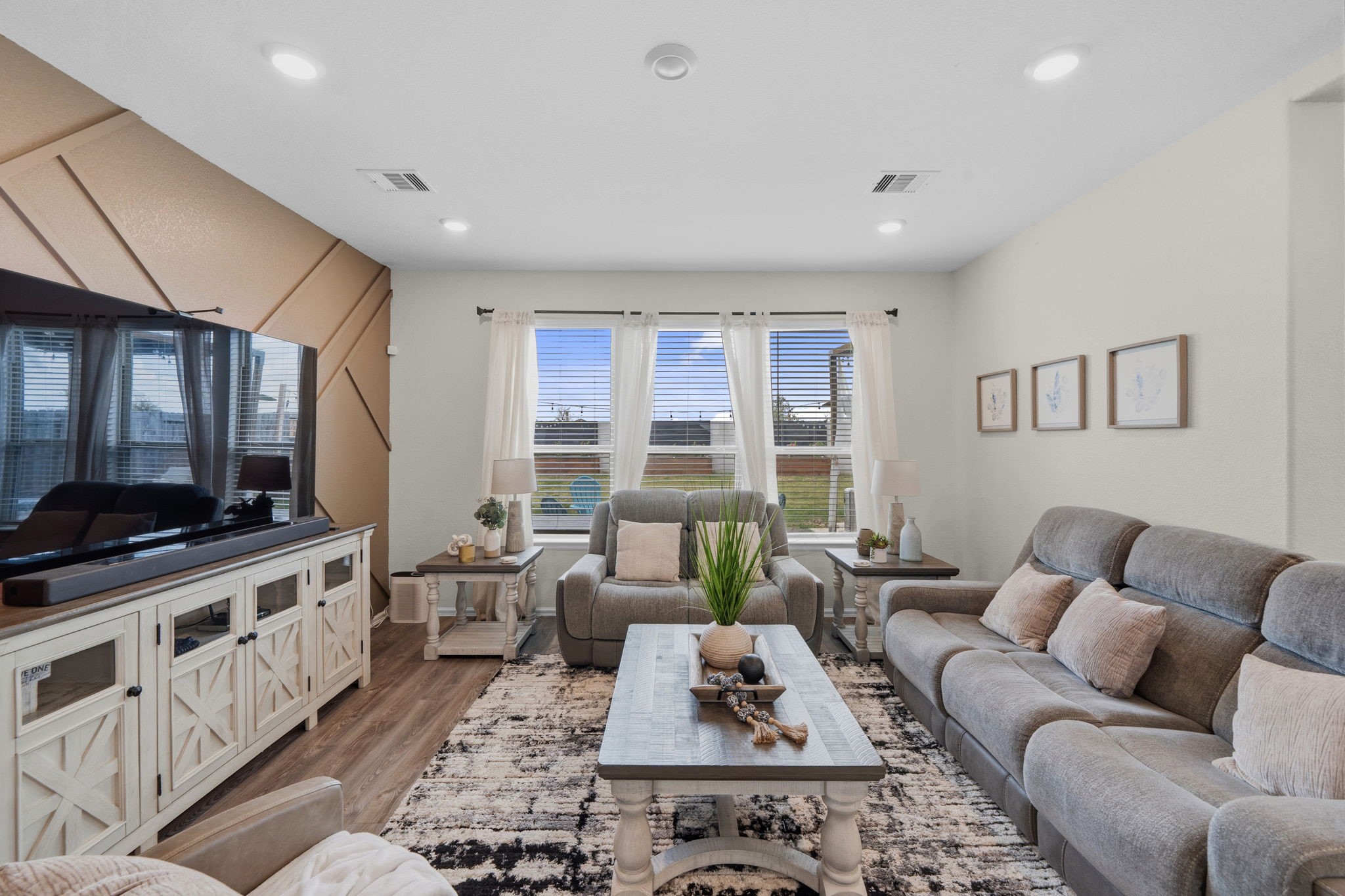 5142 Dunstable Manor Lane Rosharon, TX 77583 - Photo 14 of 30 Spacious living area w