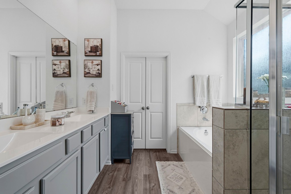 5142 Dunstable Manor Lane Rosharon, TX 77583 - Photo 21 of 30 Primary bathroom featuring essential fixtures and a practical layout for daily use.