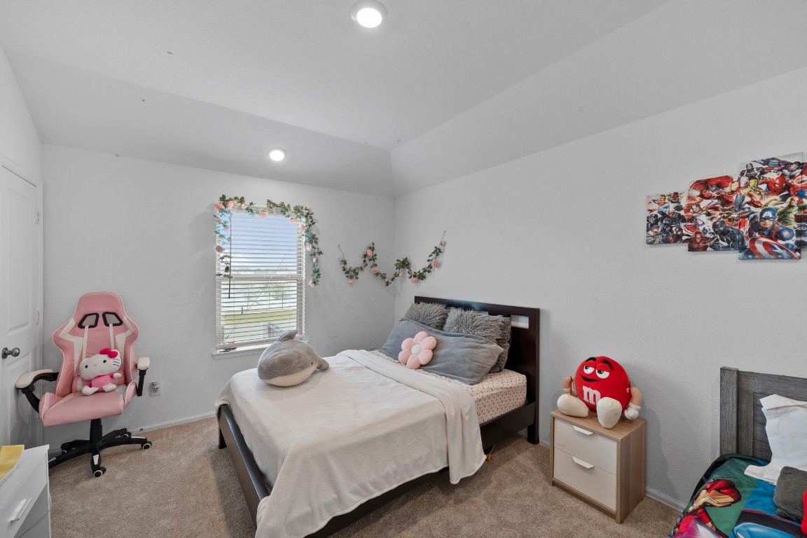 5142 Dunstable Manor Lane Rosharon, TX 77583 - Photo 24 of 30 Secondary bathroom(s) designed to comfortably serve additional bedrooms and visitors.