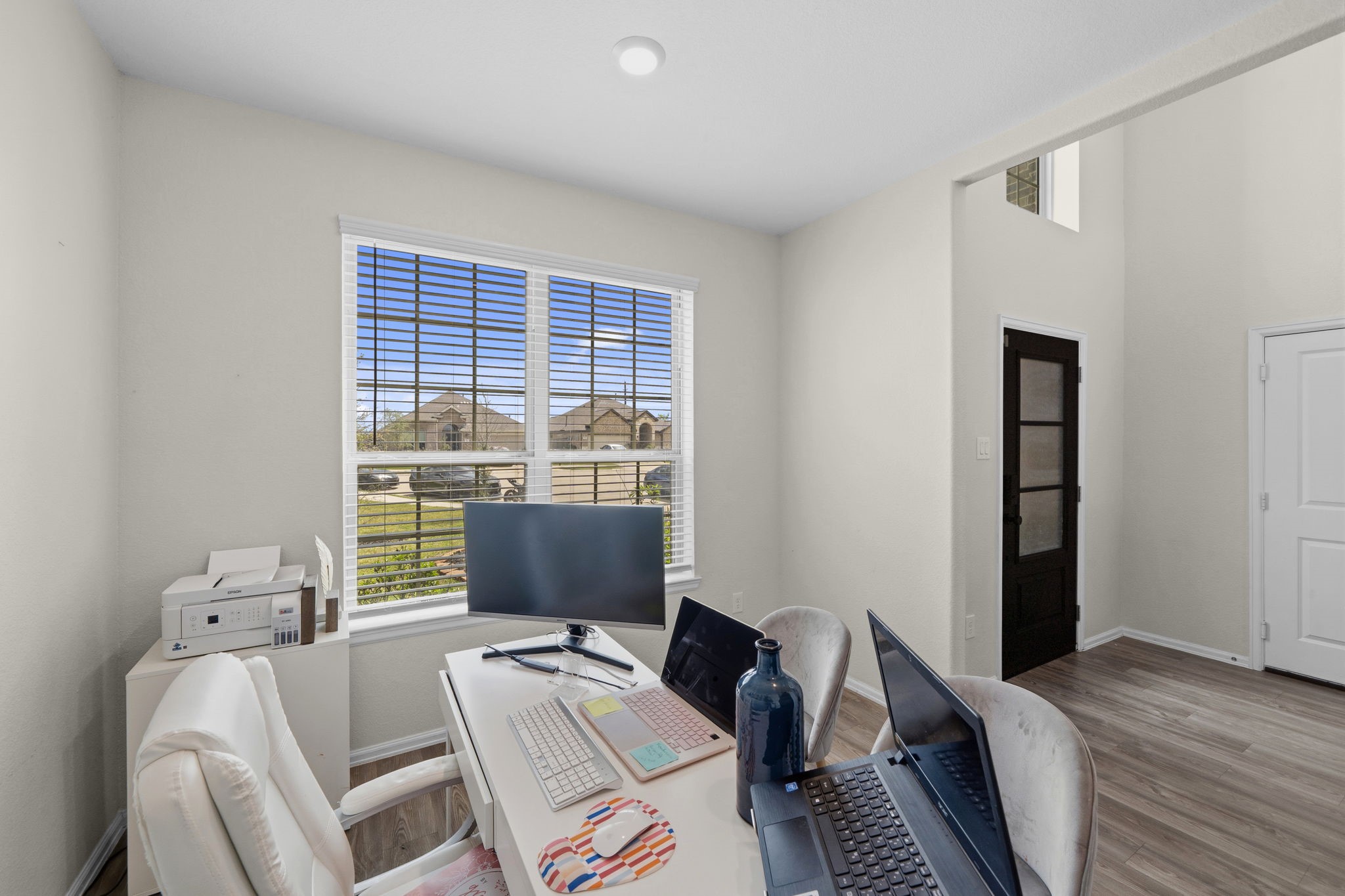 5142 Dunstable Manor Lane Rosharon, TX 77583 - Photo 7 of 30 A great amount of natural light , iluminates the whole house