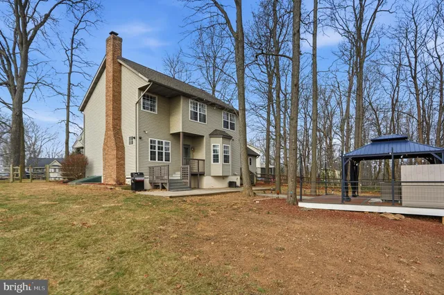 a view of a house with backyard