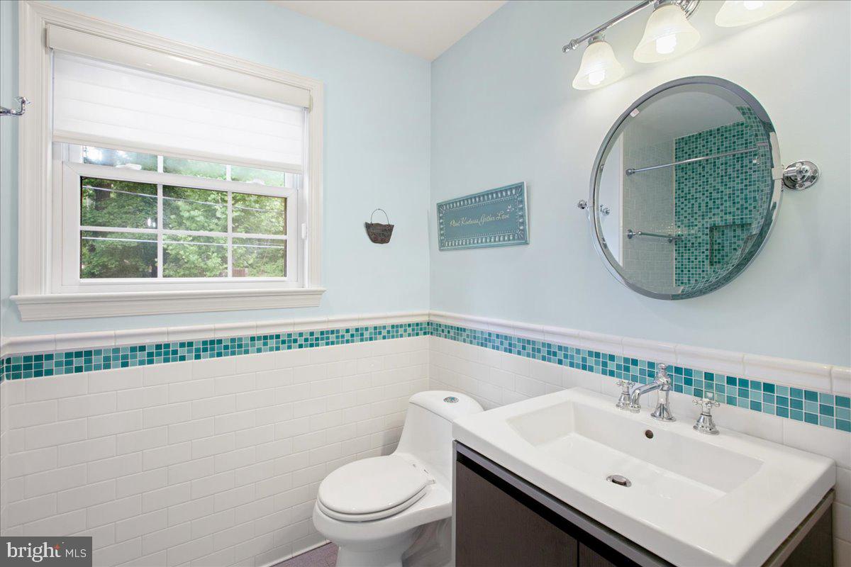 19266 Mockingbird Heights Road Triangle, VA 22172 - Photo 26 of 35 a bathroom with a sink and a mirror