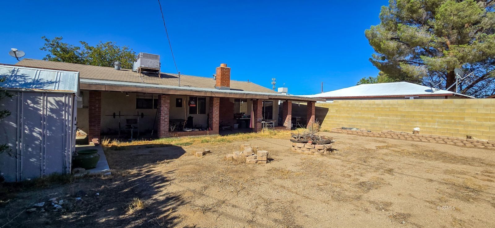 813 West Alene Avenue Ridgecrest, CA 93555 - Photo 24 of 26 a front view of a house with a yard