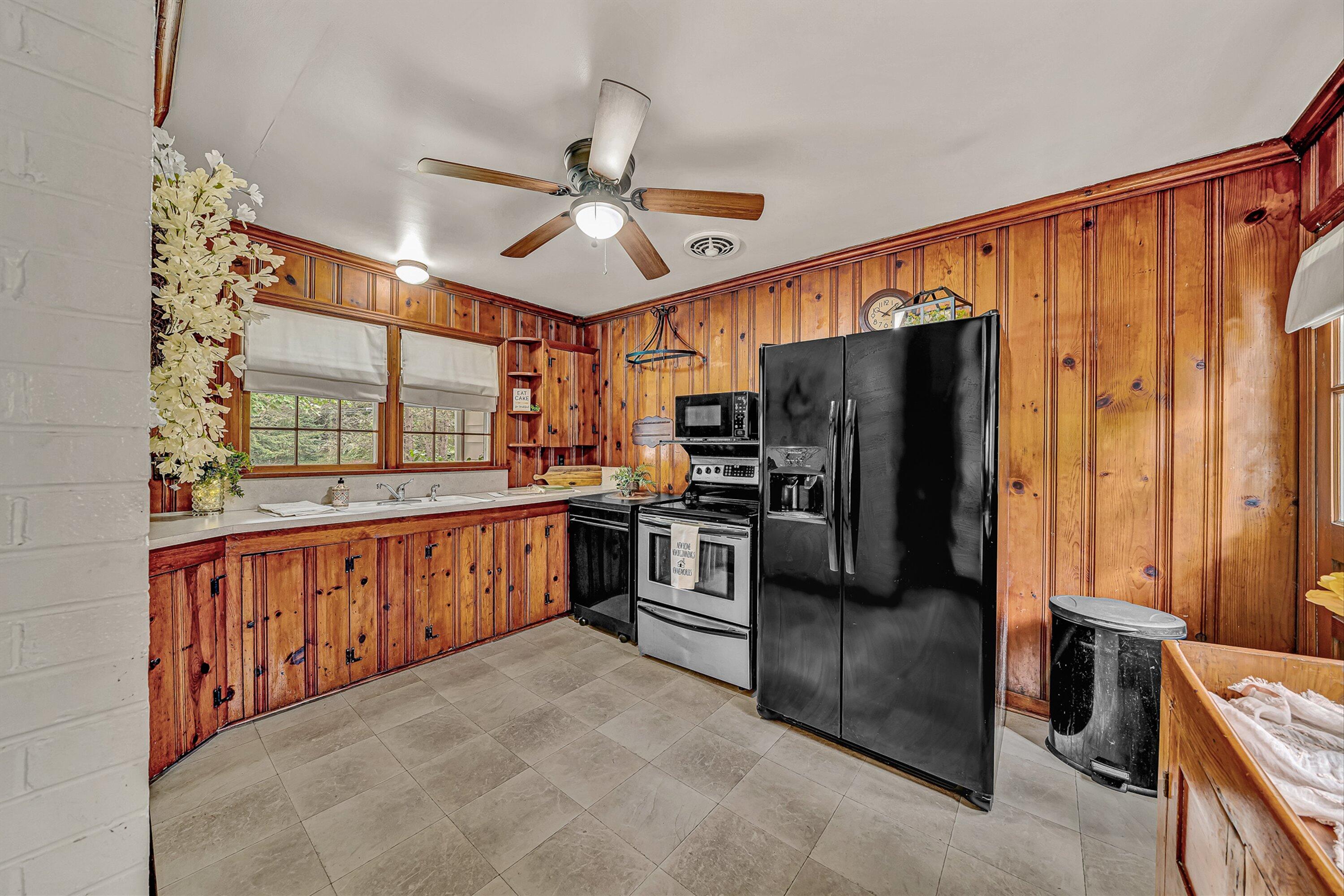 1035 Clearfield Road Southwest Roanoke, VA 24015 - Photo 9 of 43 Kitchen