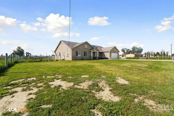a view of a house with a big yard