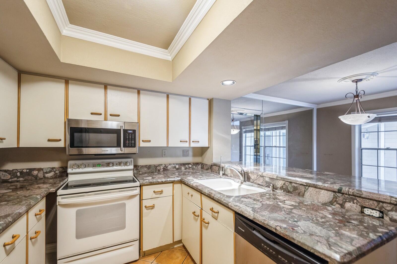 5305 Buckhead Circle, Unit 1030 Boca Raton, FL 33431 - Photo 9 of 36 09_5305BuckheadCircle_177003_Kitchen_Lar