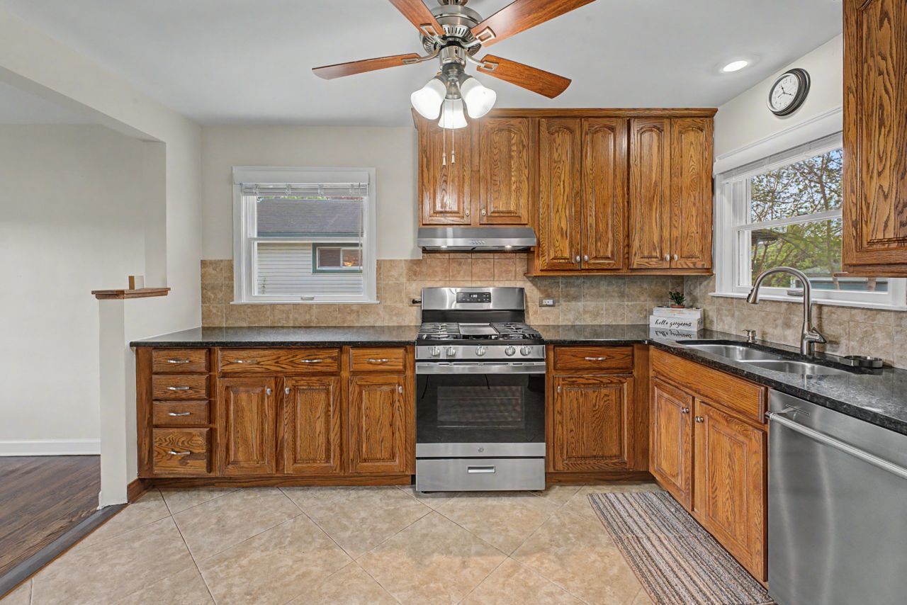 218 North Louis Street Mount Prospect, IL 60056 - Photo 7 of 33