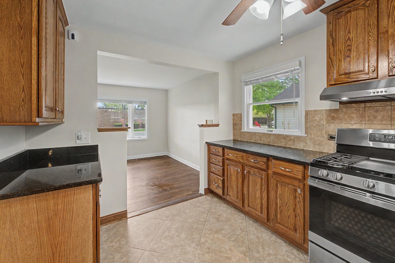 218 North Louis Street Mount Prospect, IL 60056 - Photo 8 of 33