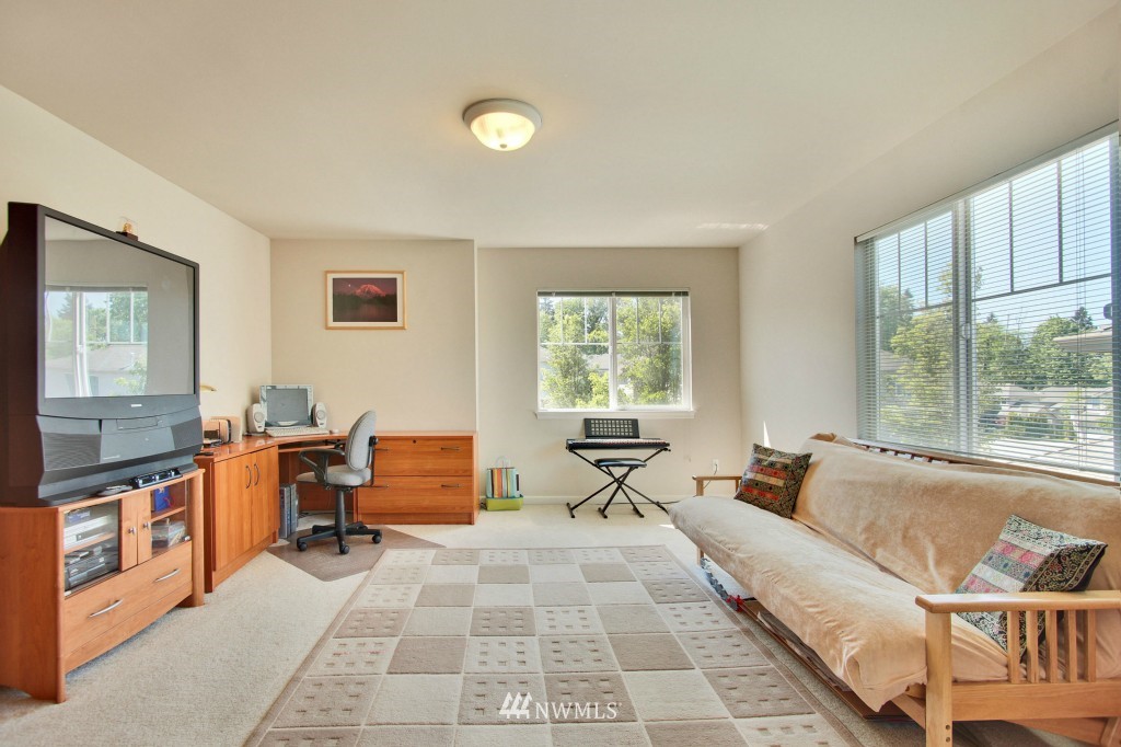 1924 Northeast 33rd Place Renton, WA 98056 - Photo 11 of 15 Gallery Image 11
