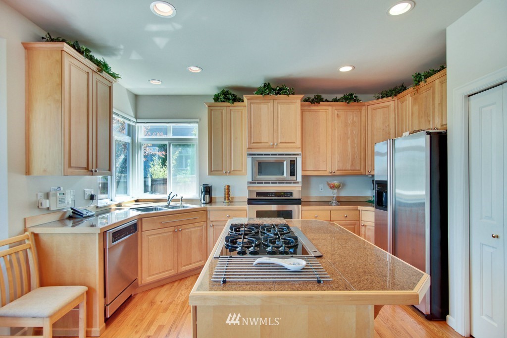1924 Northeast 33rd Place Renton, WA 98056 - Photo 4 of 15 Gallery Image 4