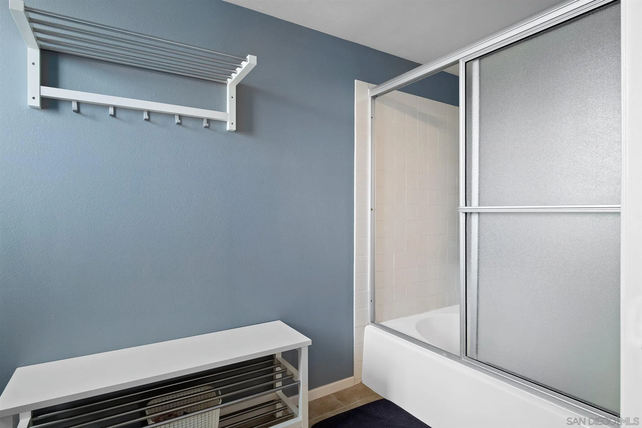 330 Rock Ridge Place Escondido, CA 92027 - Photo 17 of 32 a bathroom with a bathtub